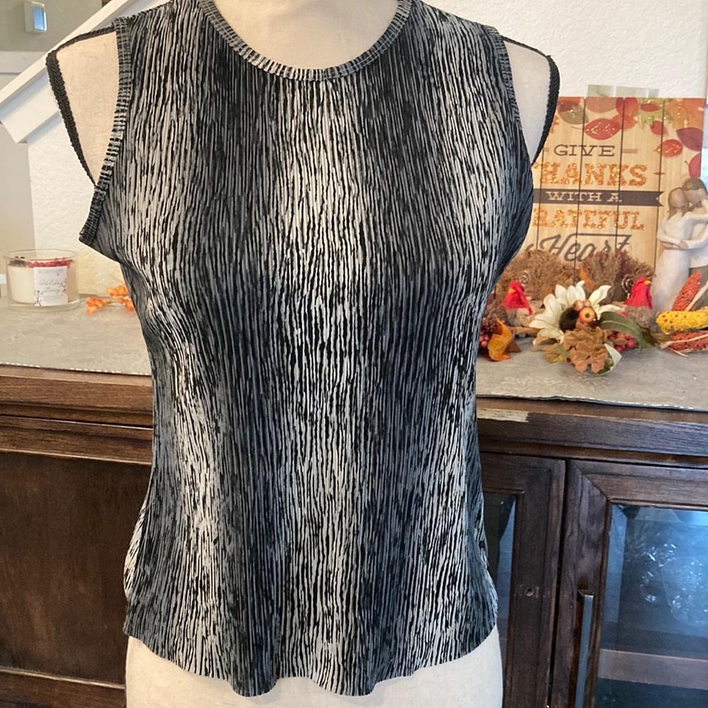 Comfy, textured, zebra print tank. Perfect staple for business or casual wear!!
